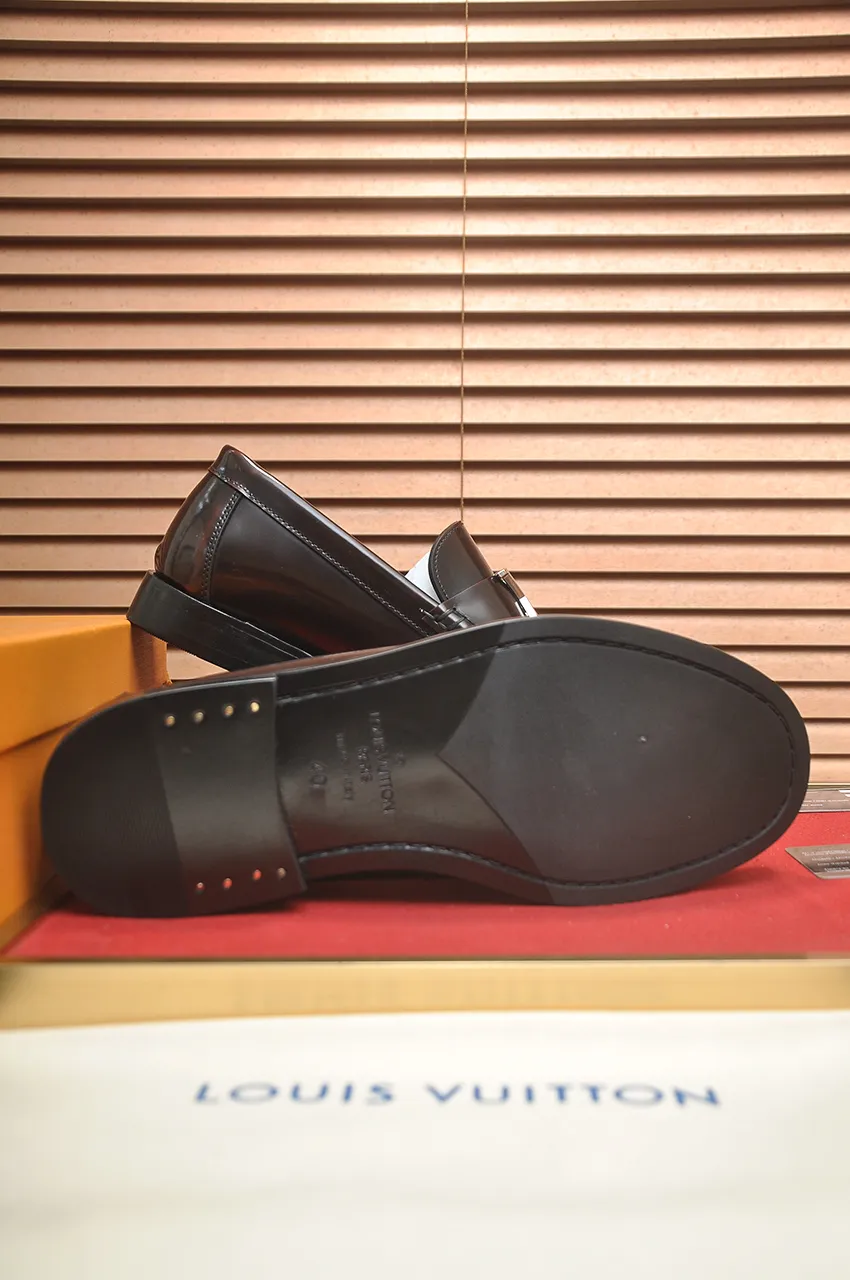 Men's men's shoes 💰560💶 [LV] (original single cowhide lining) 🍀LV's latest genuine leather business suit shoes are launched simultaneously on the official website. The first-layer cowhide imported from Italy is made of heavy gold, 💥1:1 rubber outsole from the official website. Versatile to wear, high-end without losing class, and the color combination is extraordinary. This four-season style is alluring when worn on your feet, showing off your big-name flair. Standard code 38-44 (45 customized)